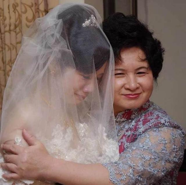 單親家庭的新娘喊不出「媽」，婆婆扣下改口費，新娘扯婚紗不嫁了 