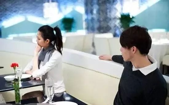 董事長裝窮去相親，女方毫不嫌棄，一月後電梯相遇，董事長傻住 