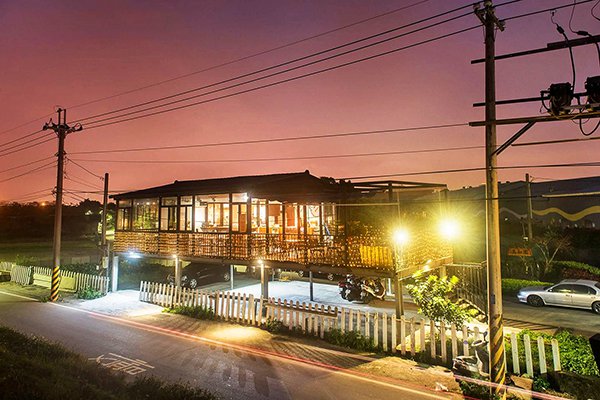 在貨櫃咖啡館賞河岸夜景 社子四大景點單車一日遊