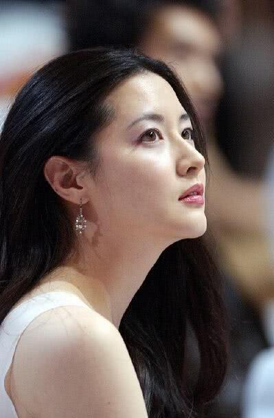 《大長今》李英愛21歲嫩照曝光！五官深邃「神似李嘉欣」美顏驚人　「從小美到大」48歲超凍齡
