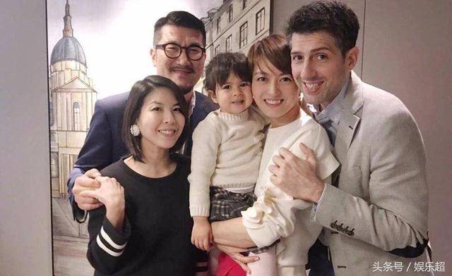 餅印一樣！梁詠琪大曬全家福❤除了帥氣老公和可愛女兒，弟弟模樣更搶鏡！