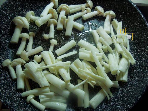 還在吃普通的炒青菜？加入這個菇，再加一勺醬，雖然是素菜卻有滿滿的海鮮味