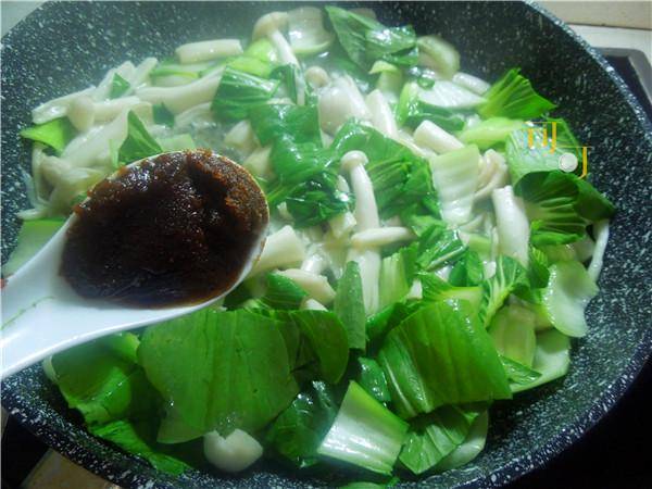 還在吃普通的炒青菜？加入這個菇，再加一勺醬，雖然是素菜卻有滿滿的海鮮味