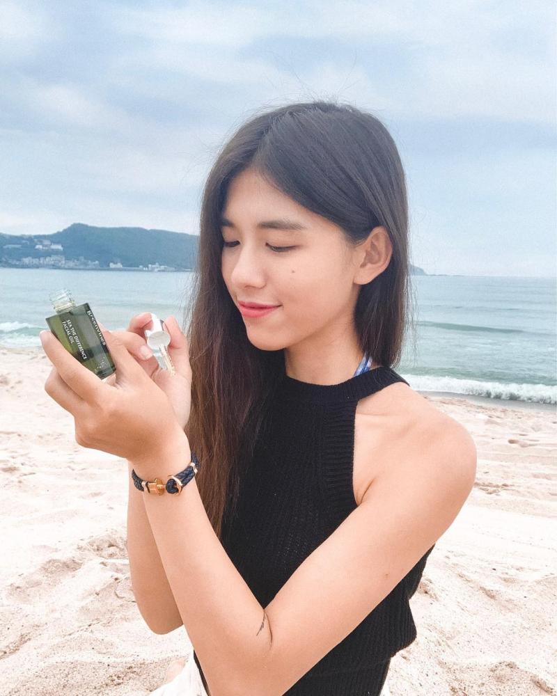 根本是大海女神！「德儀」身穿比基尼大秀火辣身材，露出傲人曲線讓人好想靠近！
