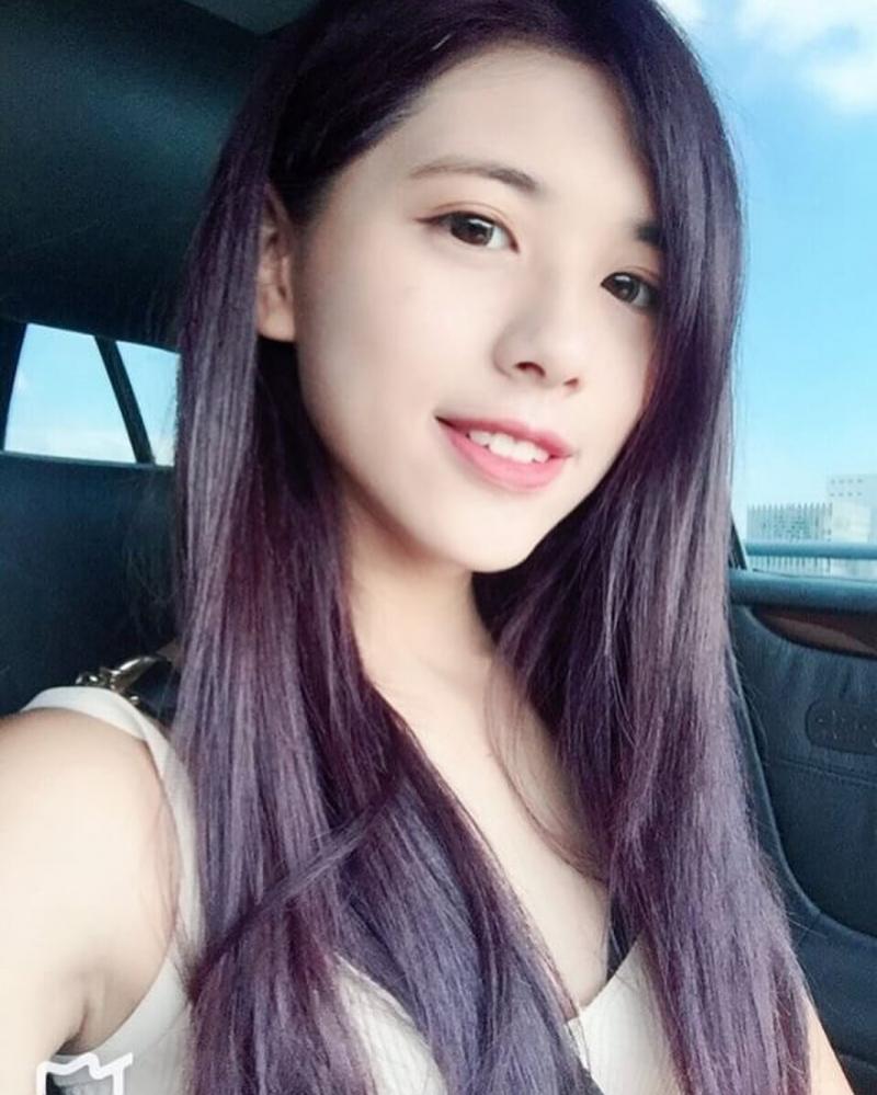 根本是大海女神！「德儀」身穿比基尼大秀火辣身材，露出傲人曲線讓人好想靠近！