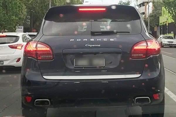 車子烤完漆，烤漆師傅把廠牌英文型號拼錯，網友笑稱變成獨一無二限量版