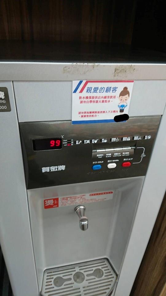男子為了獲取更多優惠卷在超商提款機前提款又存款數幾次，提醒後方有人在等還無視他人的反應