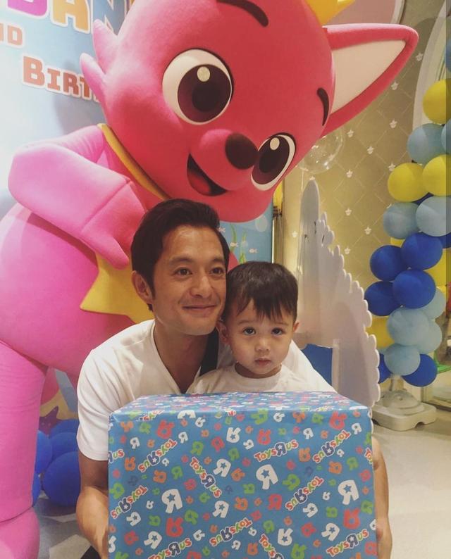 胡杏兒為2歲兒子舉辦生日趴，奕霆在爸爸懷裡拍手