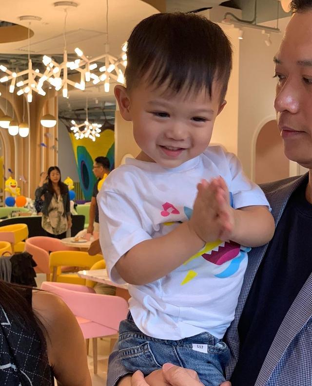 胡杏兒為2歲兒子舉辦生日趴，奕霆在爸爸懷裡拍手