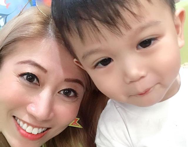 胡杏兒為2歲兒子舉辦生日趴，奕霆在爸爸懷裡拍手