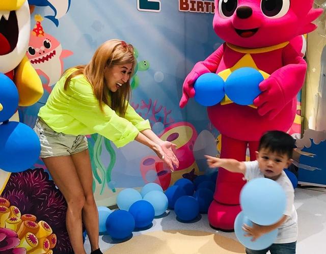 胡杏兒為2歲兒子舉辦生日趴，奕霆在爸爸懷裡拍手