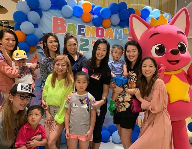 胡杏兒為2歲兒子舉辦生日趴，奕霆在爸爸懷裡拍手