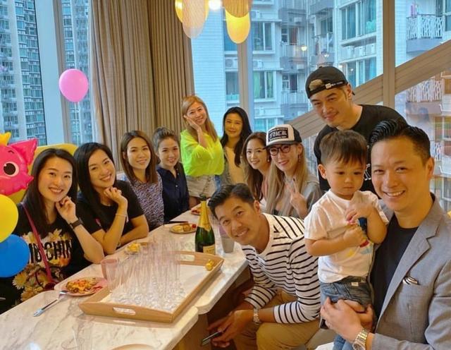 胡杏兒為2歲兒子舉辦生日趴，奕霆在爸爸懷裡拍手