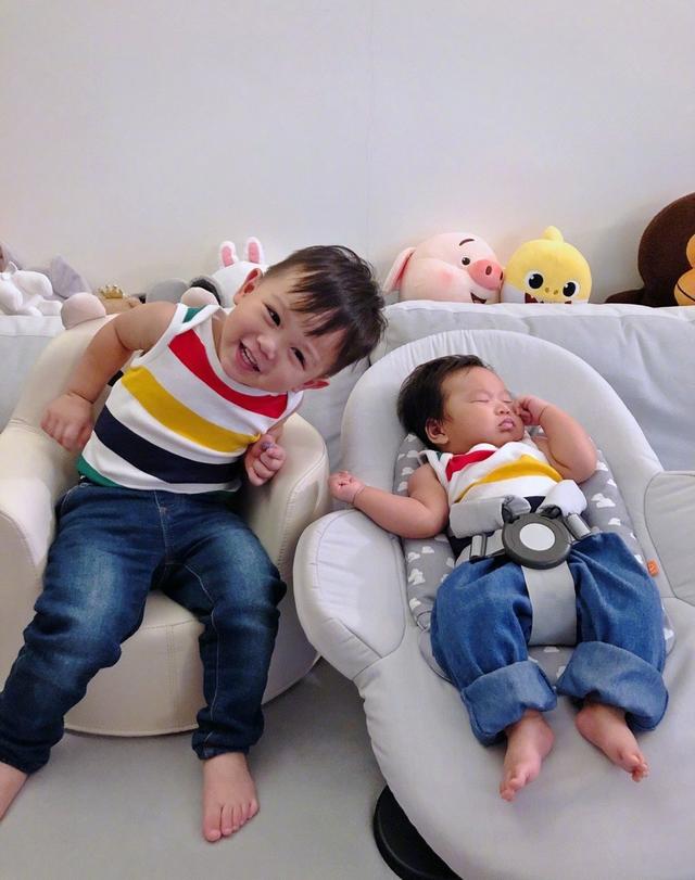 胡杏兒為2歲兒子舉辦生日趴，奕霆在爸爸懷裡拍手