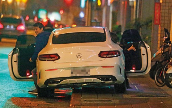 害羞！曾莞婷驚爆「秘戀賓士男」車上激吻！深夜約會「新歡身分」曝光嚇歪網友：財力太驚人！