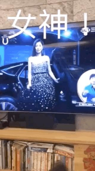 賈靜雯穿華麗禮服競爭視後，咘咘波妞電視前不停招手為媽媽打call