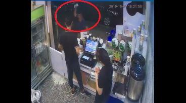 一言不合就砸杯！不滿店家多問幾次甜度冰塊，在門口連砸兩杯飲料嚇傻店員