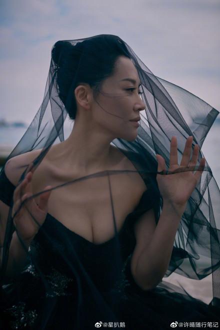 47歲曾寶儀「素顏近照曝光」皺紋明顯娃娃臉不再，堅持「自然蒼老」網友：和曾志偉越來越像！