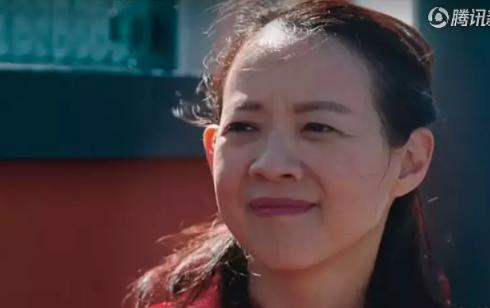 47歲曾寶儀「素顏近照曝光」皺紋明顯娃娃臉不再，堅持「自然蒼老」網友：和曾志偉越來越像！