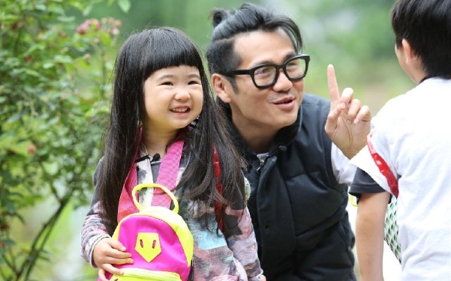 曹格9歲女超狂身材曝光！迷你熱褲大曬零贅肉神級長腿 