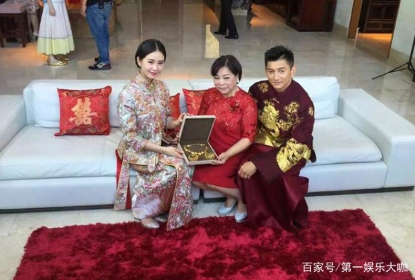 女星與婆婆的尷尬合照！楊冪像做錯事，劉詩詩好生疏，Angelbaby太亮了！