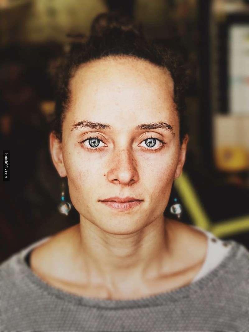 總是有許多人不解他為何總是拿著「麥當勞盒子」幫人拍照，直到看到成品，大家都模仿了！