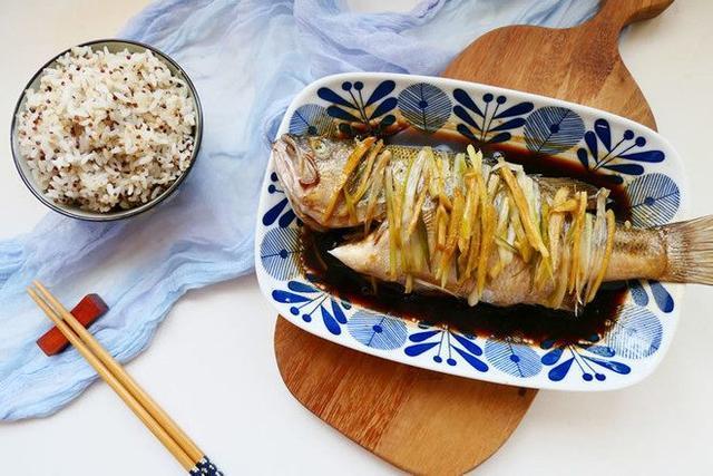 鯽魚魚湯和清蒸鱸魚的最經典做法，愛吃魚的請收走，鮮甜可口！