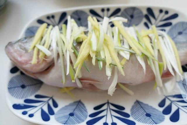 鯽魚魚湯和清蒸鱸魚的最經典做法，愛吃魚的請收走，鮮甜可口！