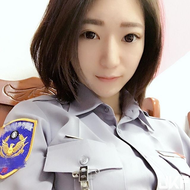 出沒在桃園！大眼正妹警察「Angel Lin」，制服底下竟有嫩白酥胸＋極細蠻腰：拜託逮捕我！