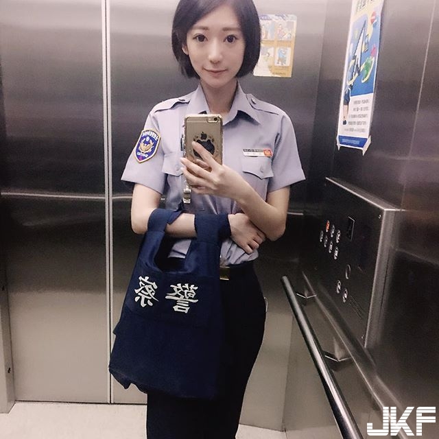 出沒在桃園！大眼正妹警察「Angel Lin」，制服底下竟有嫩白酥胸＋極細蠻腰：拜託逮捕我！