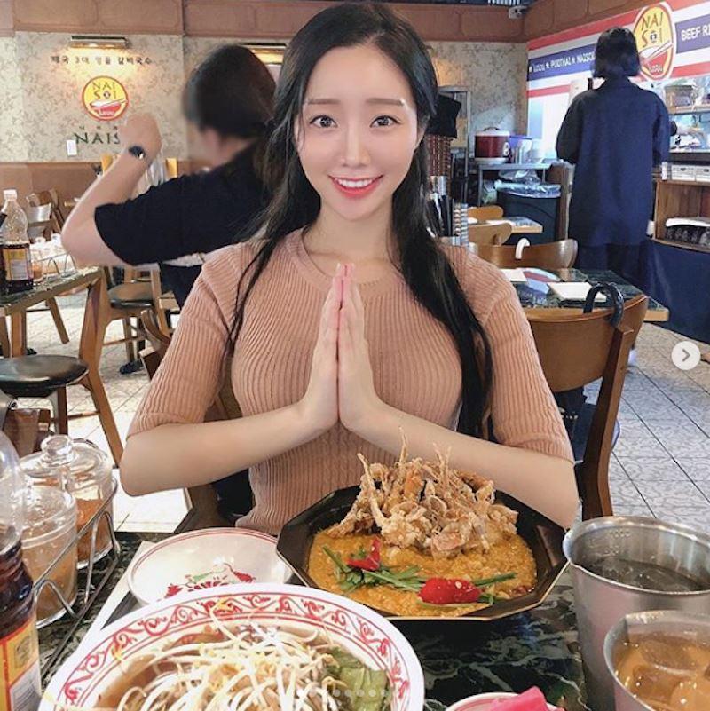 韓國吃貨部落客「박유진」 緊身上衣大啖美食，讓人食指大動！  