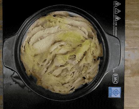 白菜不用炒，一滴油都不用放，吃一口渾身都暖和，一人能吃一大鍋