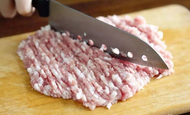 肉餡攪一攪10分鐘就上桌，好吃又營養，留著過節露一手