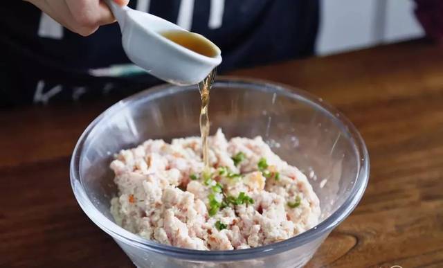 肉餡攪一攪10分鐘就上桌，好吃又營養，留著過節露一手
