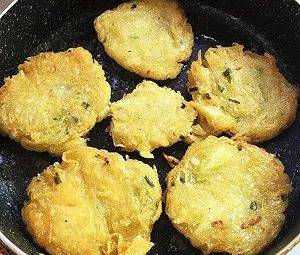 金黃酥脆又綿軟的薯餅，7步搞定超美味