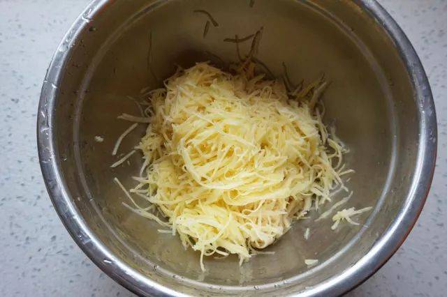 金黃酥脆又綿軟的薯餅，7步搞定超美味