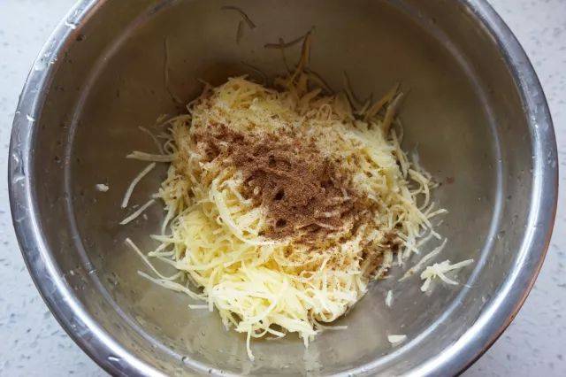 金黃酥脆又綿軟的薯餅，7步搞定超美味