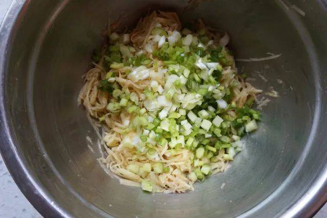 金黃酥脆又綿軟的薯餅，7步搞定超美味