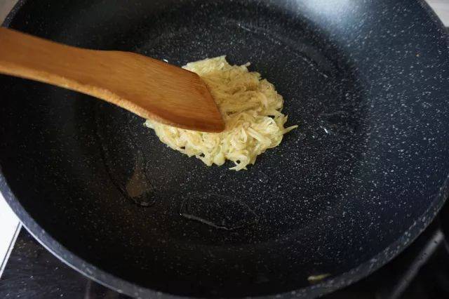 金黃酥脆又綿軟的薯餅，7步搞定超美味