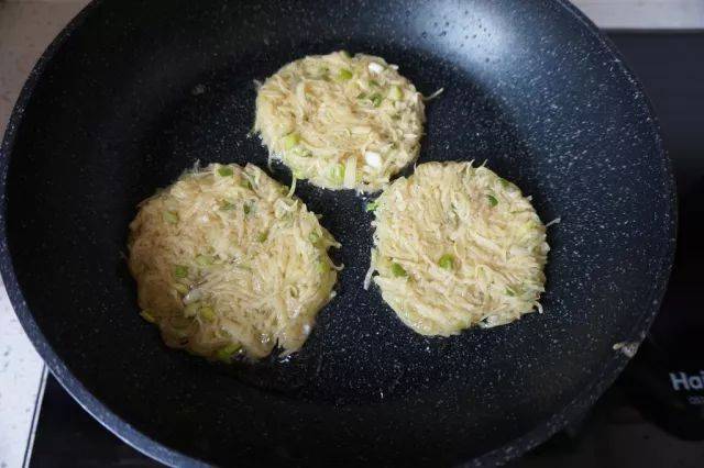 金黃酥脆又綿軟的薯餅，7步搞定超美味