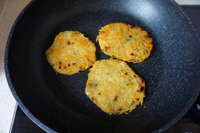 金黃酥脆又綿軟的薯餅，7步搞定超美味