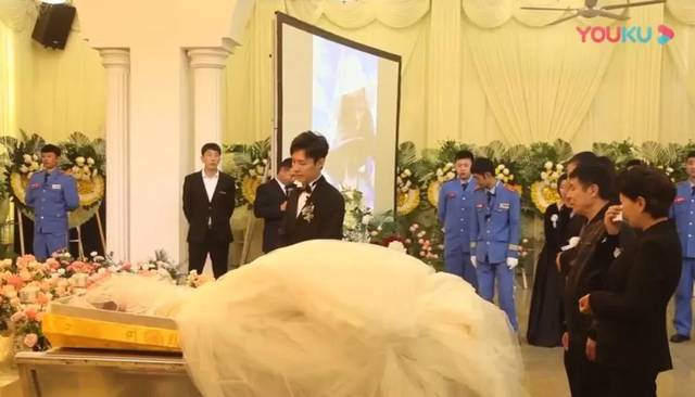 「看完殯儀館裡那場葬禮上的婚禮，我又相信了婚姻」 !