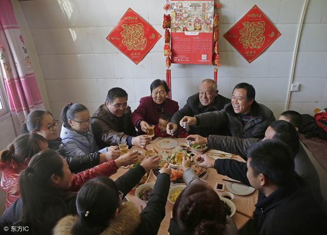 過年婆婆包了兩千紅包給我兒子，晚上吃年夜飯，我才知道她的套路