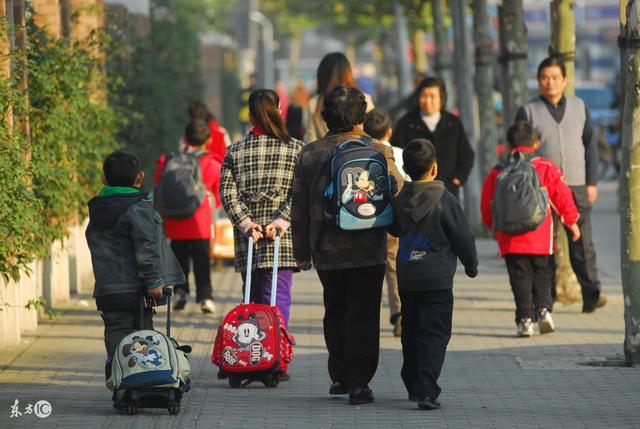 送孩子上學，到門口他給我指了一個地方，我一看差點沒暈