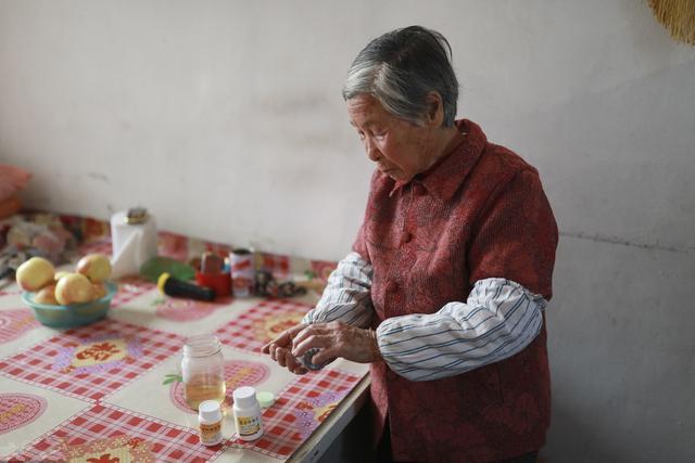 老人進城幫帶孩子，晚上房間傳出藥味，兒媳隔天送她回老家