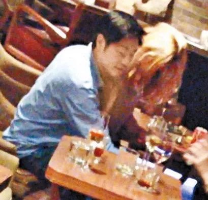 溝女王修身養性變住家男，45歲李思捷正式"封盤"買餸學做人夫