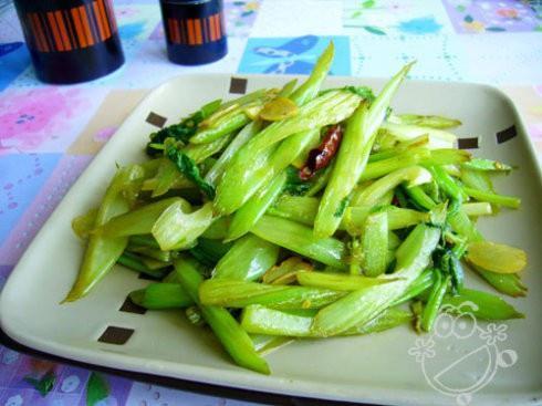 芹菜怎麼炒好吃？15種芹菜吃法，好吃到舔盤