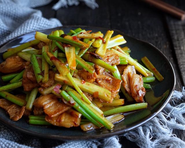 芹菜怎麼炒好吃？15種芹菜吃法，好吃到舔盤