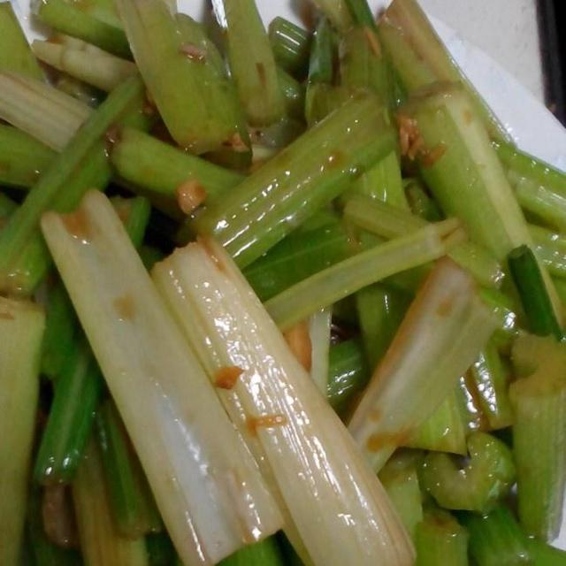 芹菜怎麼炒好吃？15種芹菜吃法，好吃到舔盤