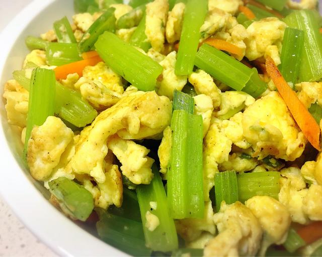 芹菜怎麼炒好吃？15種芹菜吃法，好吃到舔盤